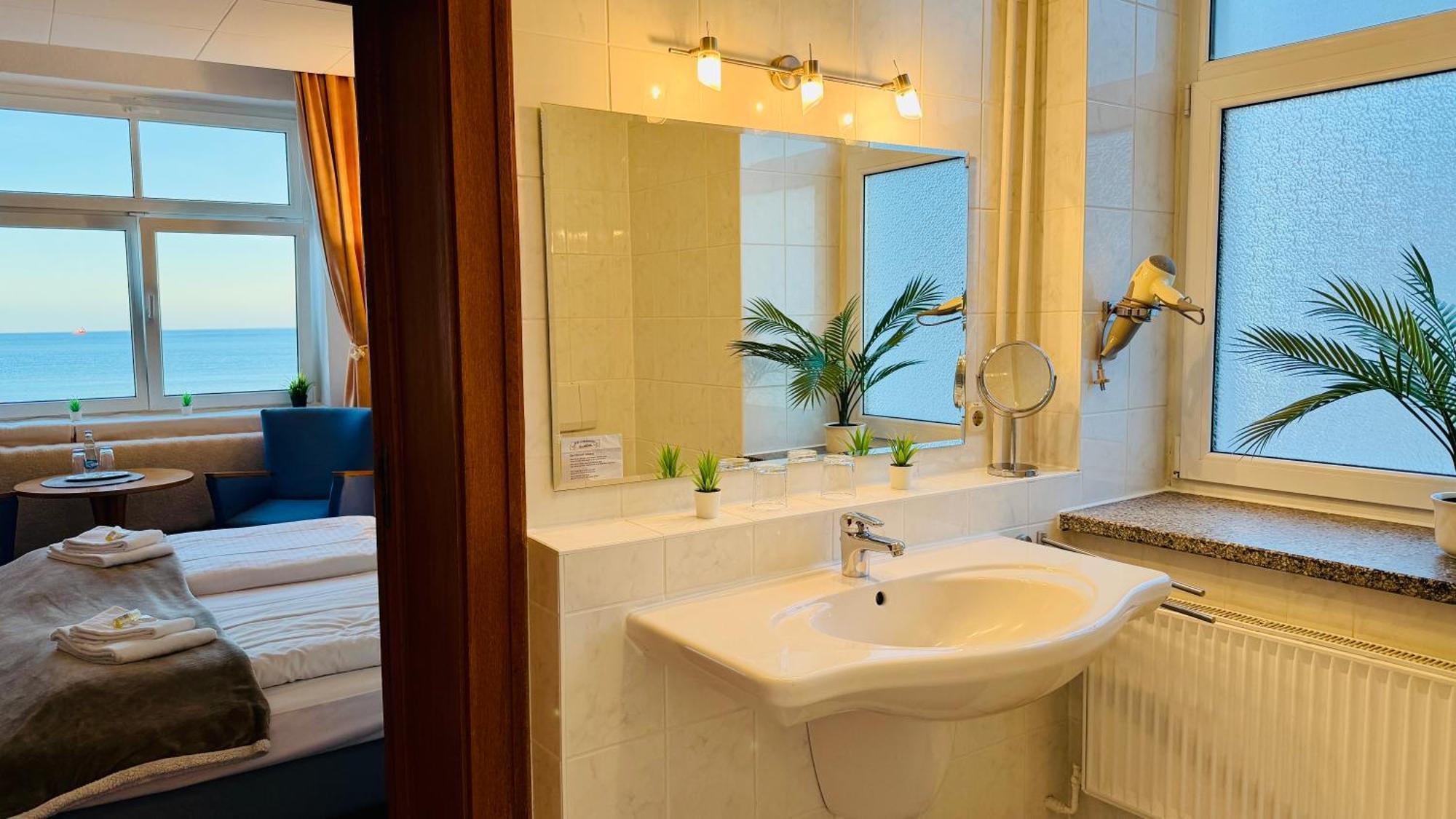 Sanddorn, Kur- Und Ferienhotel, Direkte Strandlage, Meerblick, Fahrstuhl, Parkplatz Hotel Rostock